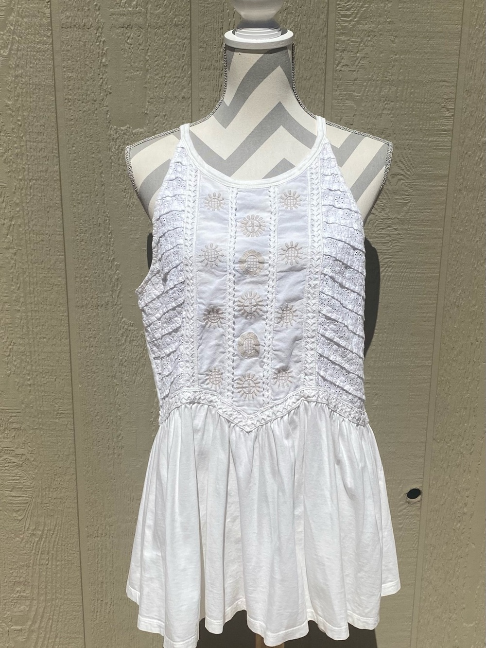 XL White Embroidered Long Tank Top